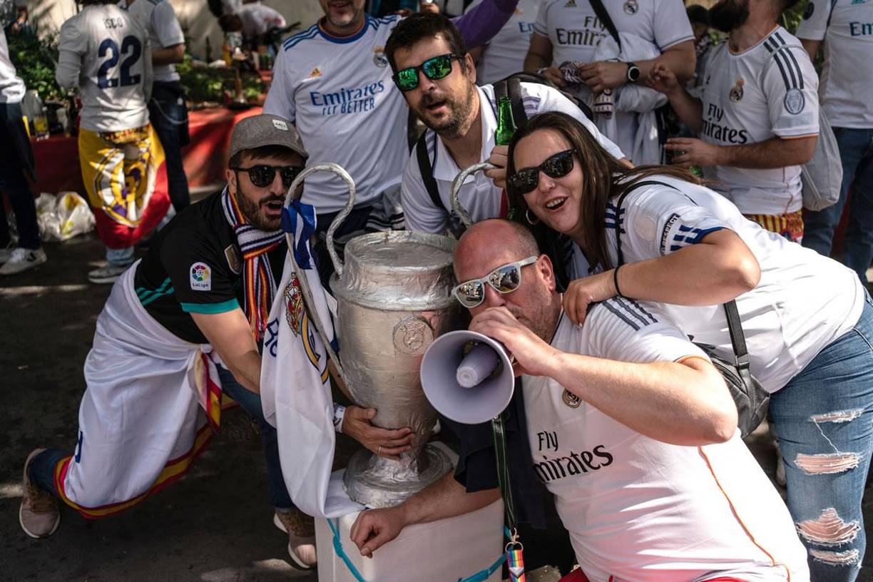Desde horas tempranas los hinchas madridistas han puesto el ambiente en las calles de París.