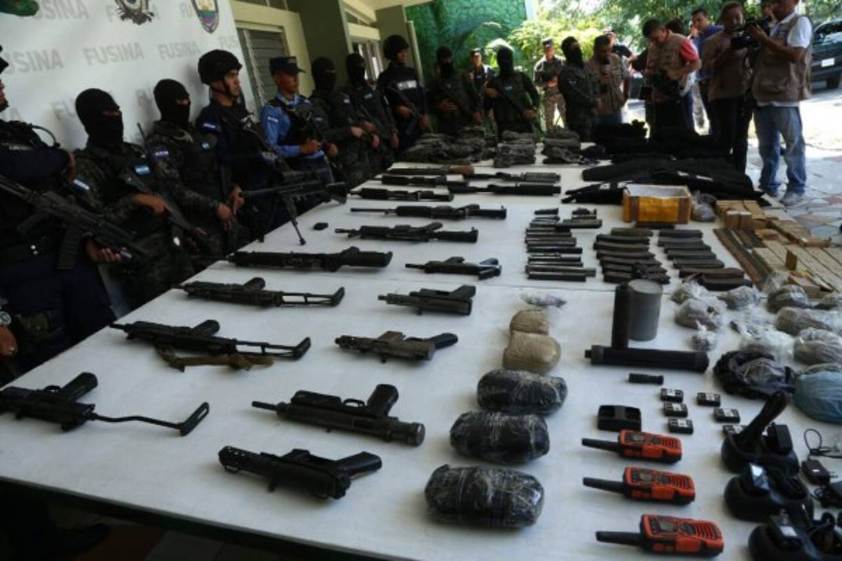Fotografía cedida este viernes, por la Fiscalía de Ciudad de México que muestra una vista de armas en el lugar donde se atentó contra el jefe de Seguridad de la Ciudad de México, Omar García Harfuch, en Ciudad de México (México). . EFE/ Fiscalía De Ciudad De México SOLO USO EDITORIAL NO VENTAS<br/>