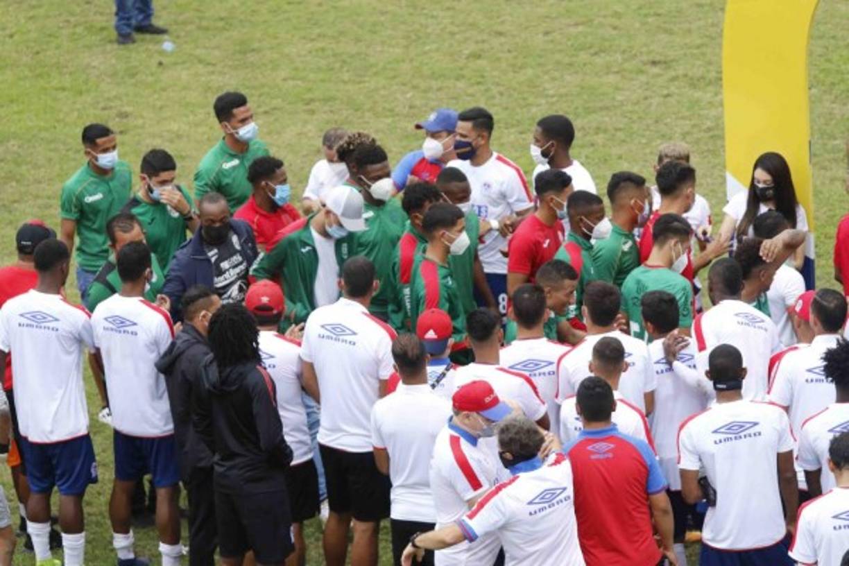 Enorme gesto del Olimpia. El plantel del campeón le hizo pasillo al Marathón antes de recibir sus medallas.