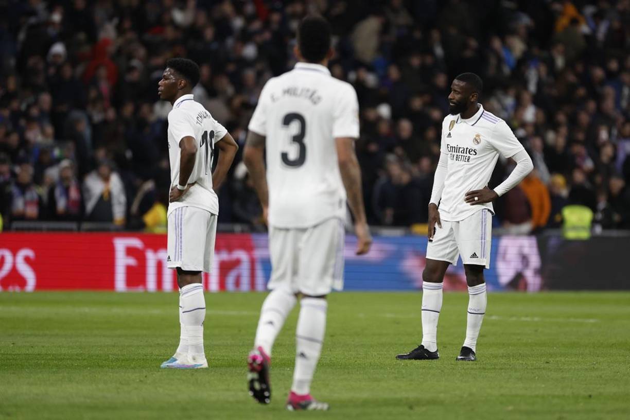 Pese a salvar el empate, los jugadores del Real Madrid terminaron con rostros tristes pues es un tropiezo en sus aspiraciones de alcanzar al Barcelona.