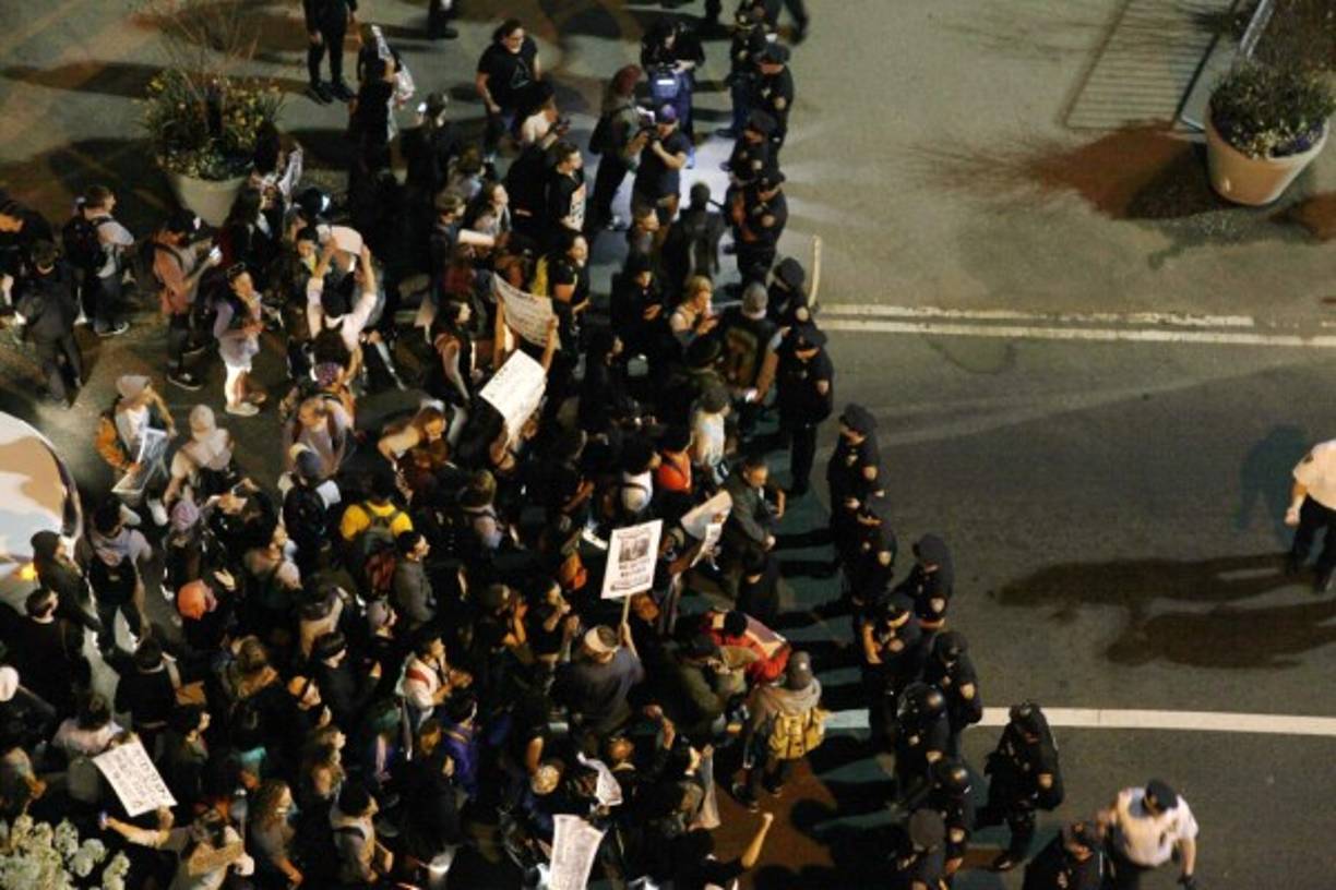 Centenares de personas se manifestaron anoche en Nueva York en protesta por la muerte de un joven negro en Baltimore y durante la protesta se registraron disturbios dispersos que terminaron con decenas de detenidos.