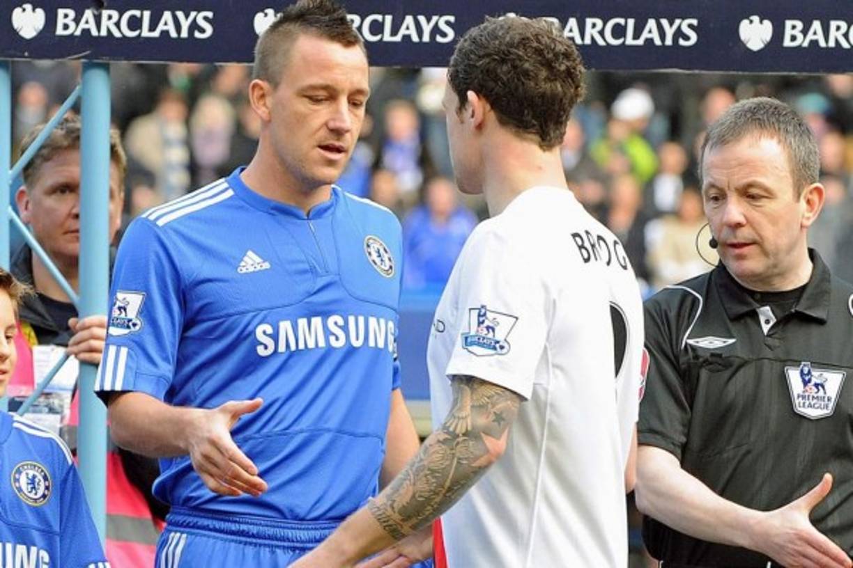 Wayne Bridge se fue al Manchester City y cuando le tocó darle la mano antes de un partido, lo puenteó. Y John Terry fue vetado en la selección inglesa.