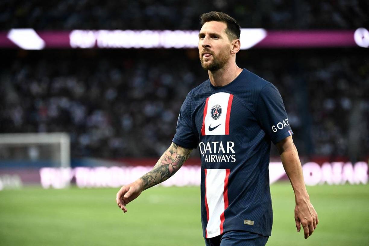 Según L’Équipe, el PSG va a iniciar pronto las negociaciones por la renovación de Lionel Messi. El argentino acaba contrato en 2023 y, aunque públicamente no se ha mencionado, el club espera poder contar con él un año más. Leo ha pasado de la soledad a la felicidad en apenas meses y en París confían plenamente en llegar a un acuerdo para renovarle. Aunque se ha rumoreado que podría volver al Barcelona en 2023, la realidad, ahora mismo, es que no hay ningún contacto entre el entorno del crack y el conjunto catalán.