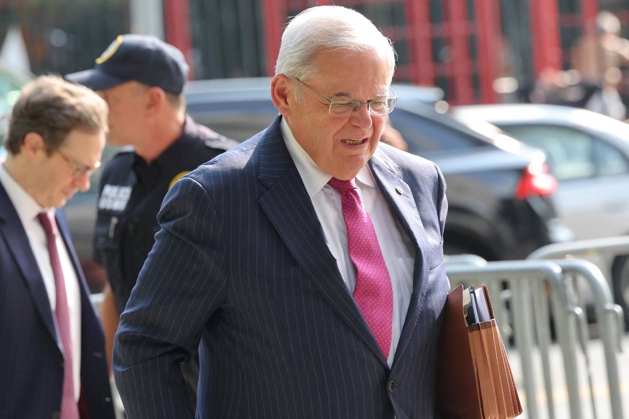 El senador también está acusado de obstrucción a la justicia al intentar devolver el dinero recibido de los empresarios como si se tratase de una deuda. Senador desde 2006 y antes miembro de la Cámara de Representantes (baja) durante 14 años, Menéndez fue un influyente demócrata en el Congreso durante tres décadas. 