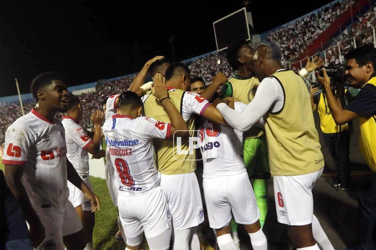 Los jugadores del Olimpia festejando el gol de Michaell Chirinos.