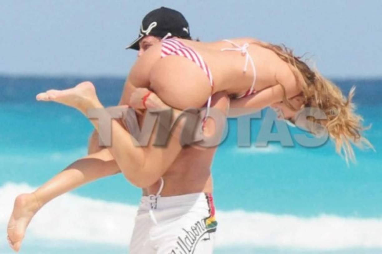 Aunque todo fue parte de un juego, Gabriel Soto ofreció disculpas públicas a su esposa, Geraldine Bazán, y a sus hijas, tras las fotos que una revista publicó esta semana y en las que aparece cargando a Marjorie de Sousa.