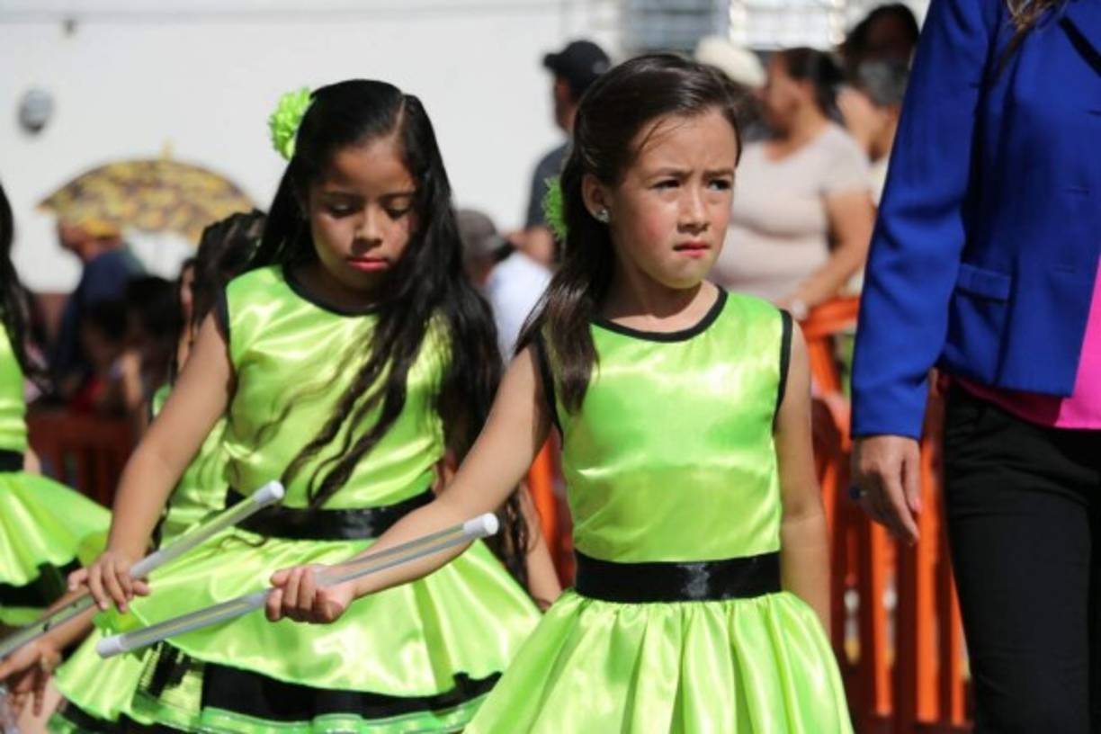 Las niñas lucen diferentes atuendos que hacen coloridos los desfiles.