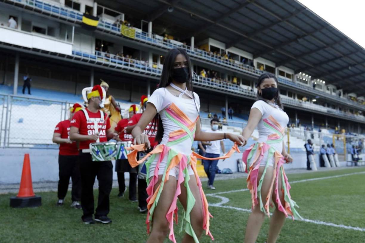 En la previa del partido hubo un show con muchos bailes.