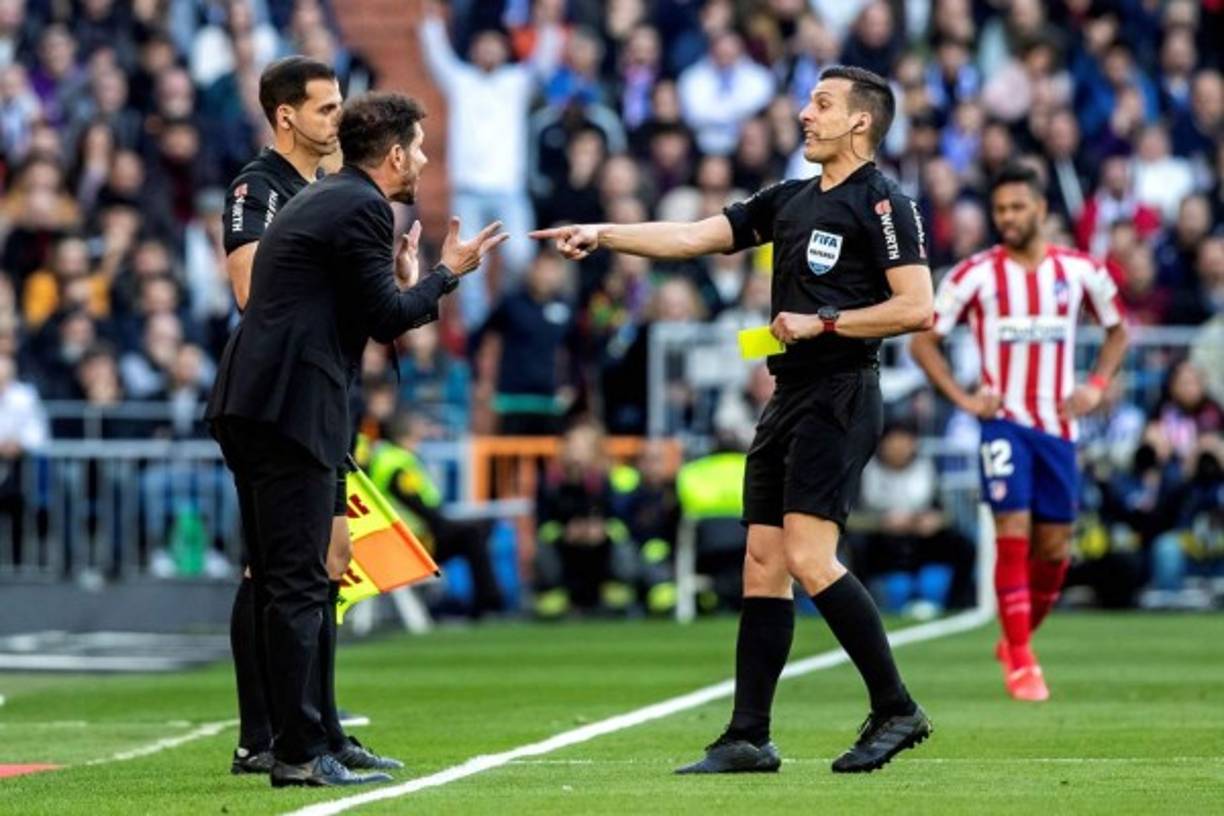 Diego Simeone estaba desesperado en la orilla del campo y fue amonestado por el árbitro Javier Estrada tras sus reclamos.