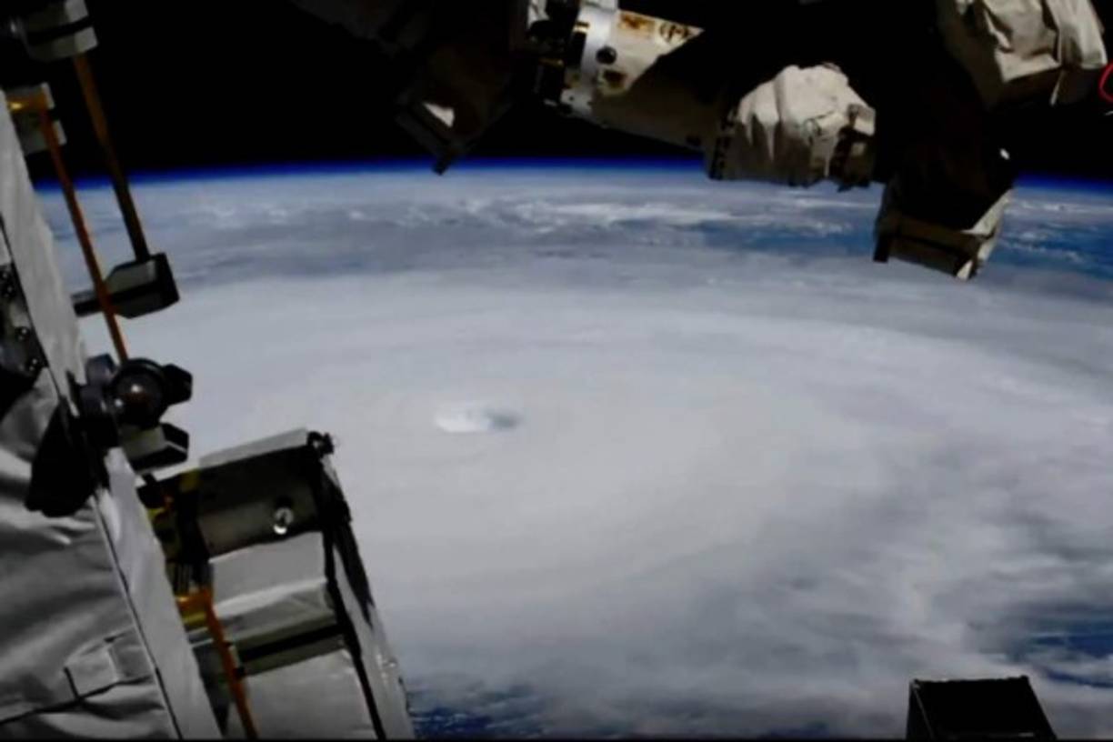 La NASA publicó impactantes imágenes del huracán Michael visto desde las cámaras de la Estación Espacial Internacional, momentos antes del que monstruoso ciclón de categoría 4 impacte en Florida.