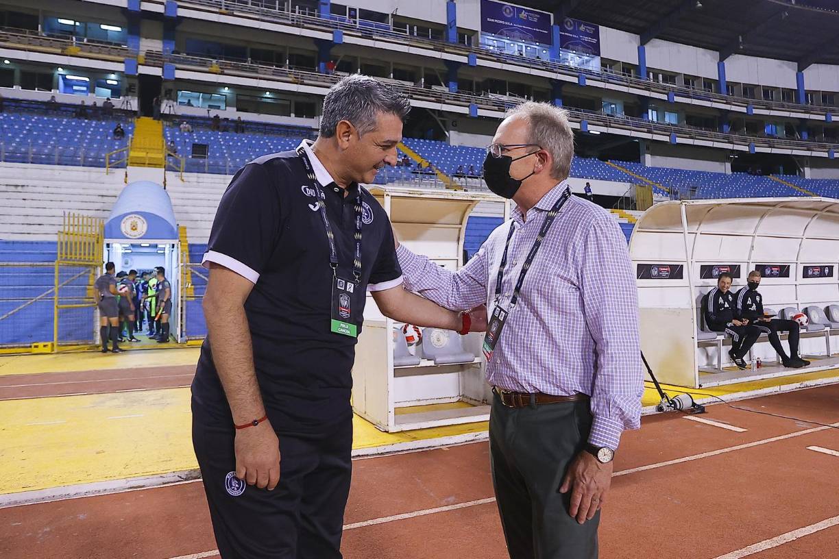 Diego Vázquez saludando muy amigable al entrenador estadounidense Brian Schmetzer del Seattle Sounders antes del juego.
