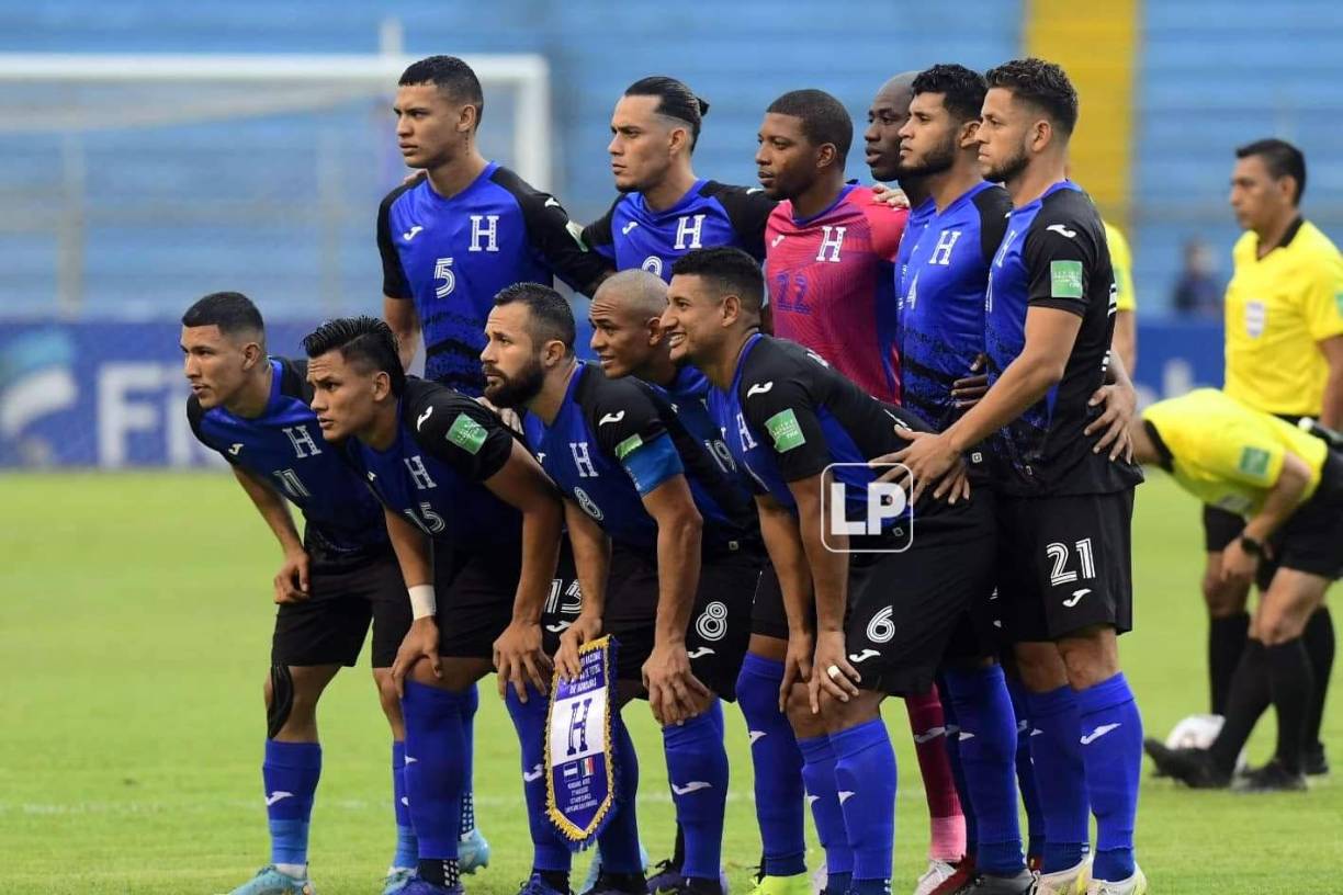 El 11 titular de Honduras posando para la foto del recuerdo antes de enfrentar a México.