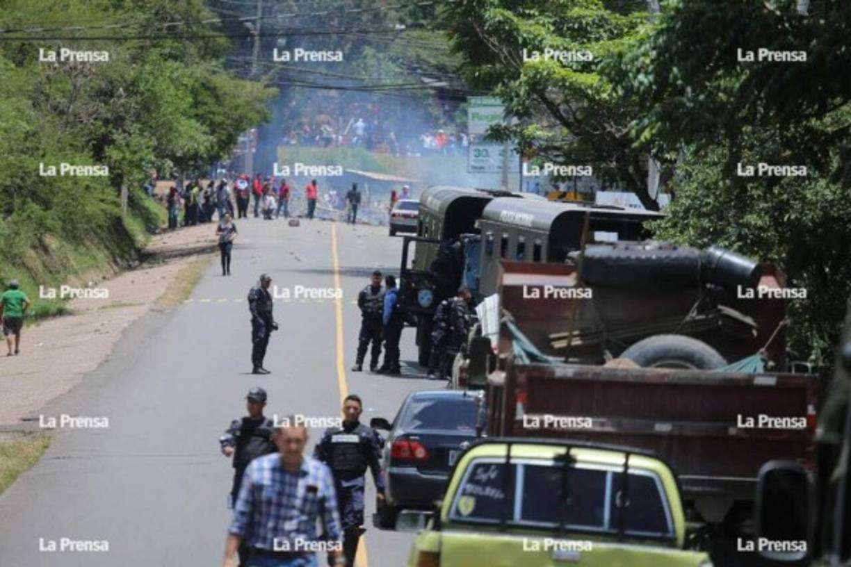 Los manifestaciones siguen en la zona con plantones y quema de llantas.