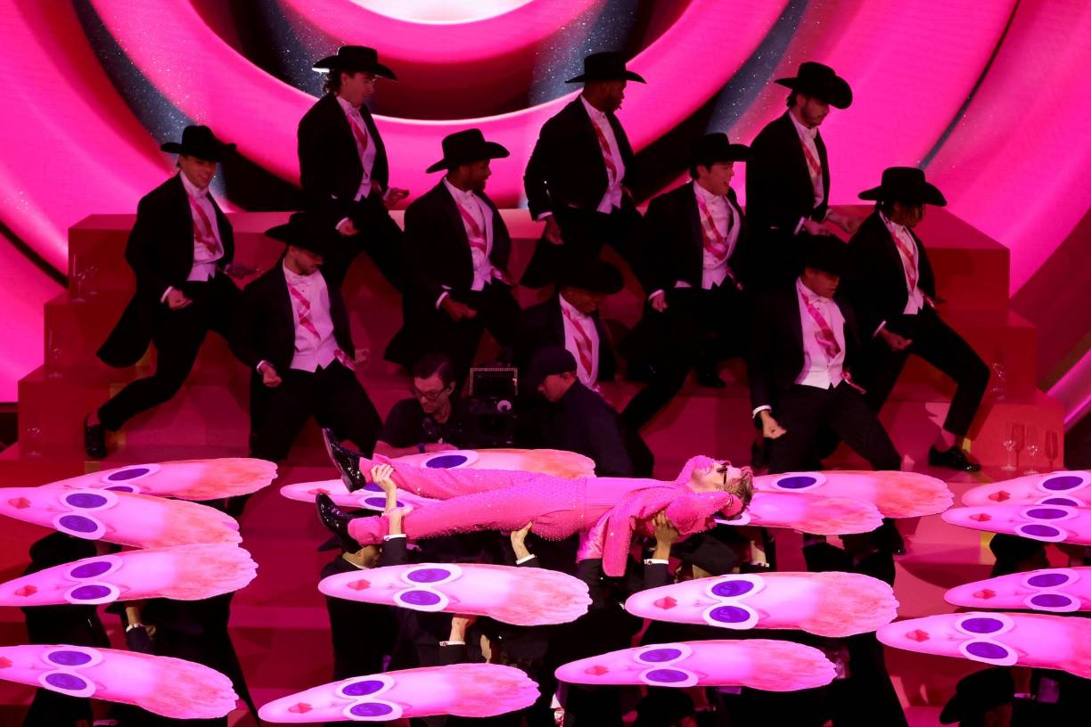 La escenografía, bailarines y la impecable actuación de Ryan fue del agrado tanto del público presente como de las miles de personas que estaban viendo en vivo la transmisión.