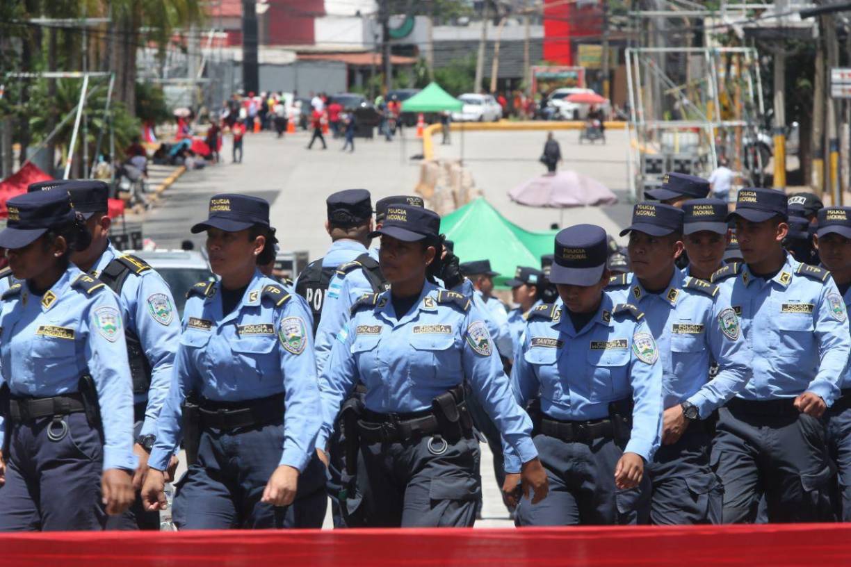 Agentes de la Dirección Nacional de Vialidad y Transporte (DNVT) desvían varios vehículos que circulan a inmediaciones de calles que fueron cerradas desde temprano, debido a la movilización gubernamental.