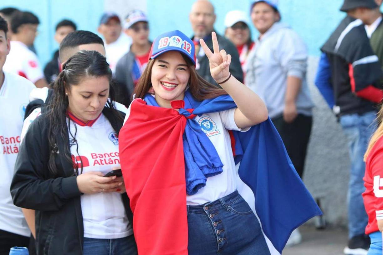 La bellas chicas que engalanan la Gran Final Olimpia-Motagua en el Nacional