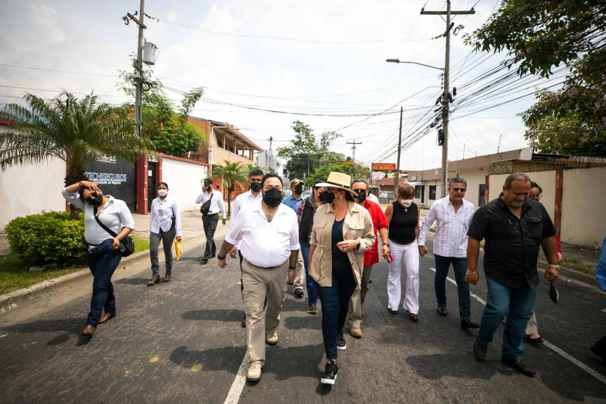 La presidenta Castro y Luis Redondo recorrieron una de las calles aledañas al Estadio Morazán, donde aterrizaron en un helicóptero alrededor de las 10 am de este domingo. 