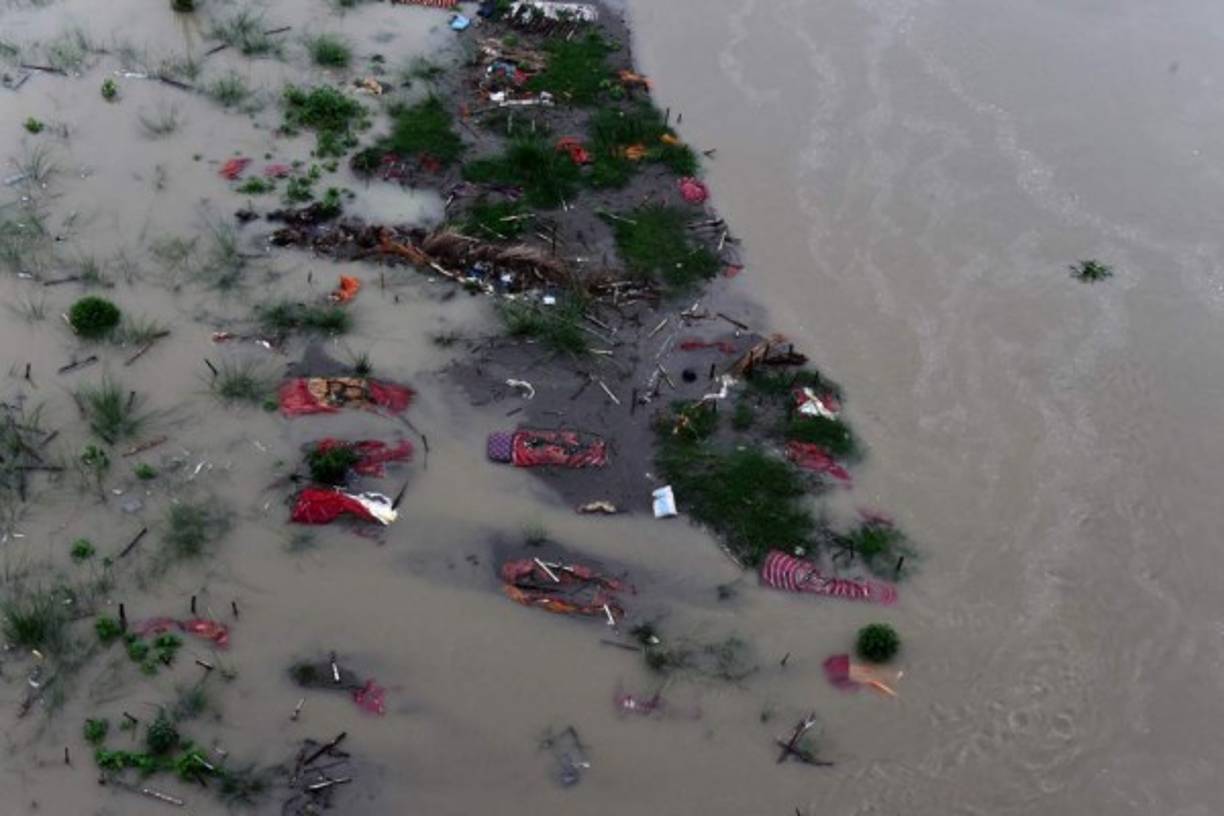 Los habitantes de otros importantes lugares religiosos del norte de India, situados aguas abajo, temen que la presencia prolongada de cadáveres infecte aún más el río, uno de los más contaminados del mundo. La policía y los equipos de rescate estatales están patrullando en busca de cuerpos en el río.