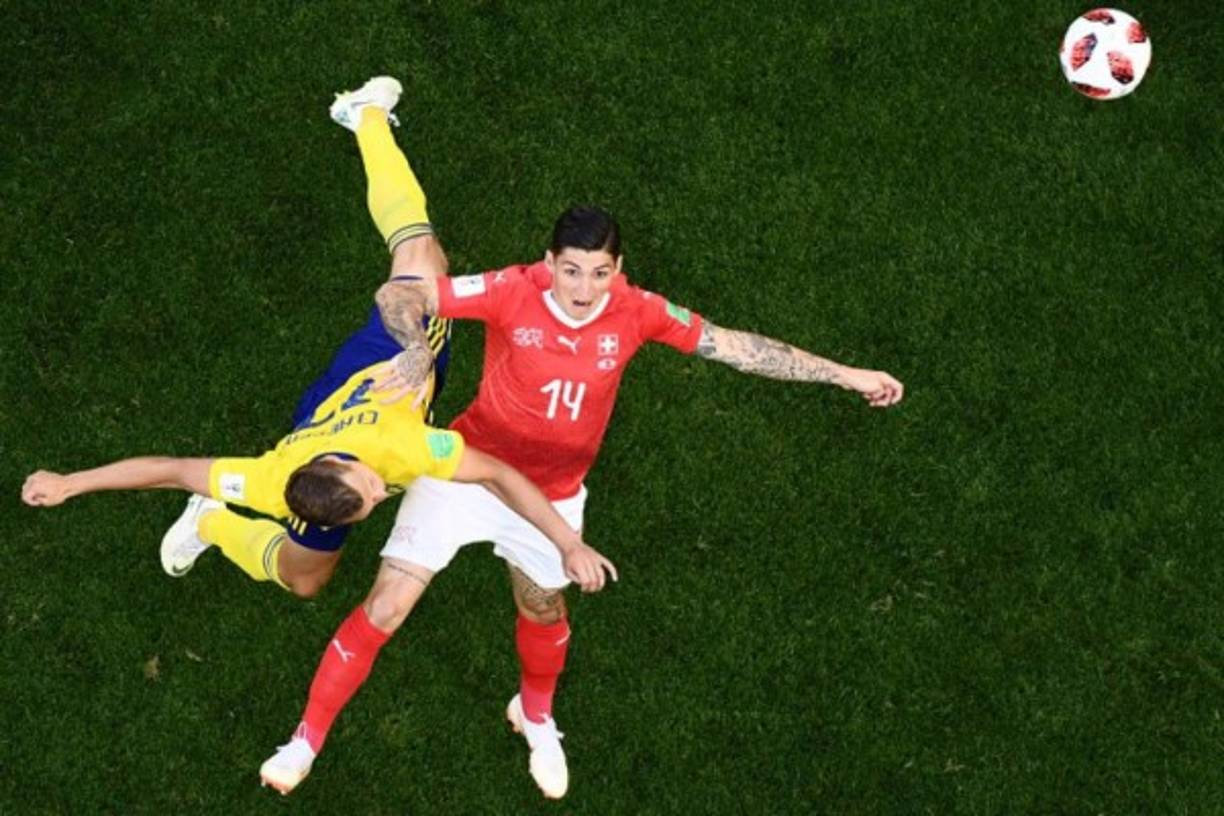Acción del juego entre Suecia y Suiza. Foto AFP