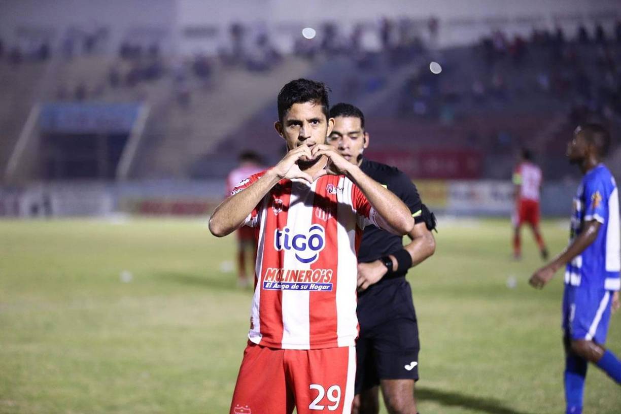Juan Ramón Mejía se volvió a poner su camiseta y dedicó su gol con este corazón. Luego fue amonestado por quitarse la indumentaria en el festejo.