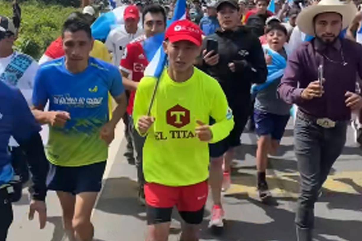Shin Fujiyama recorre unos 40 kilómetros diarios desde Reynosa, México, para completar su reto de correr 3,000 kilómetros hasta llegar a Honduras.