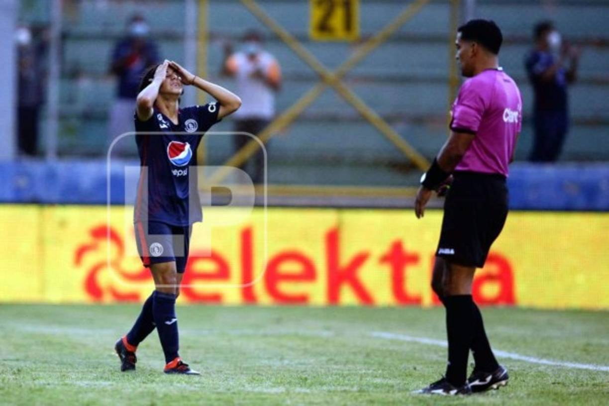 Así se lamentó Yostin Obando tras la oportunidad que tuvo para marcar.