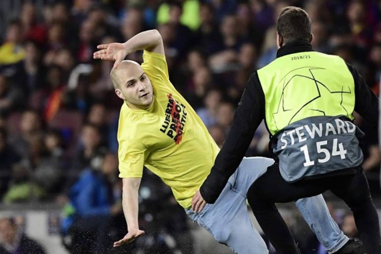 La Policía tuvo que intervenir para frenar al aficionado y lo terminó retirando del partido.