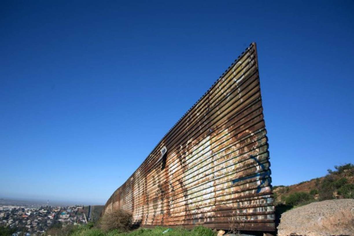 En la mayor parte de la frontera en esta zona de Tijuana ya hay una gran valla de metal oxidado rojizo.