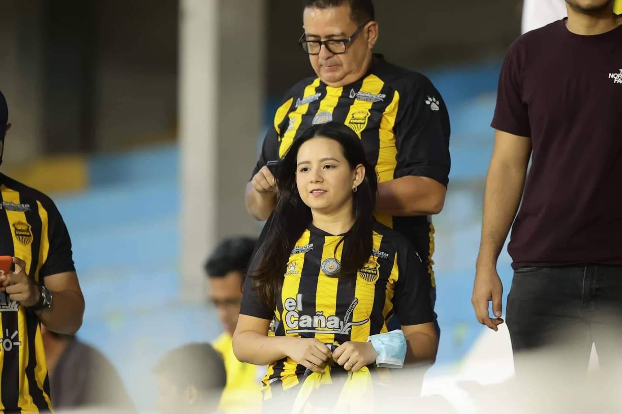 Ambientazo y lindas chicas en el Morazán con el Real España-Alajuelense por Liga Concacaf
