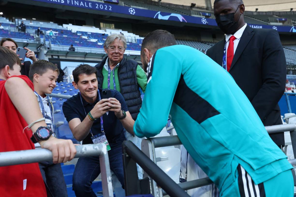 El excapitán madridista Iker Casillas estuvo en una en las primeras filas de la grada del Stade de France y la hizo de fotógrafo para algún pequeño acompañante que pidió fotografía con Karim Benzema.