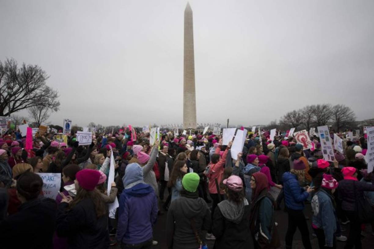 La avenida Independencia de Washington, una de las mayores de la ciudad, estaba repleta de manifestantes a lo largo de más de 1,5 km, y era imposible cruzarla, constató un periodista de la AFP.