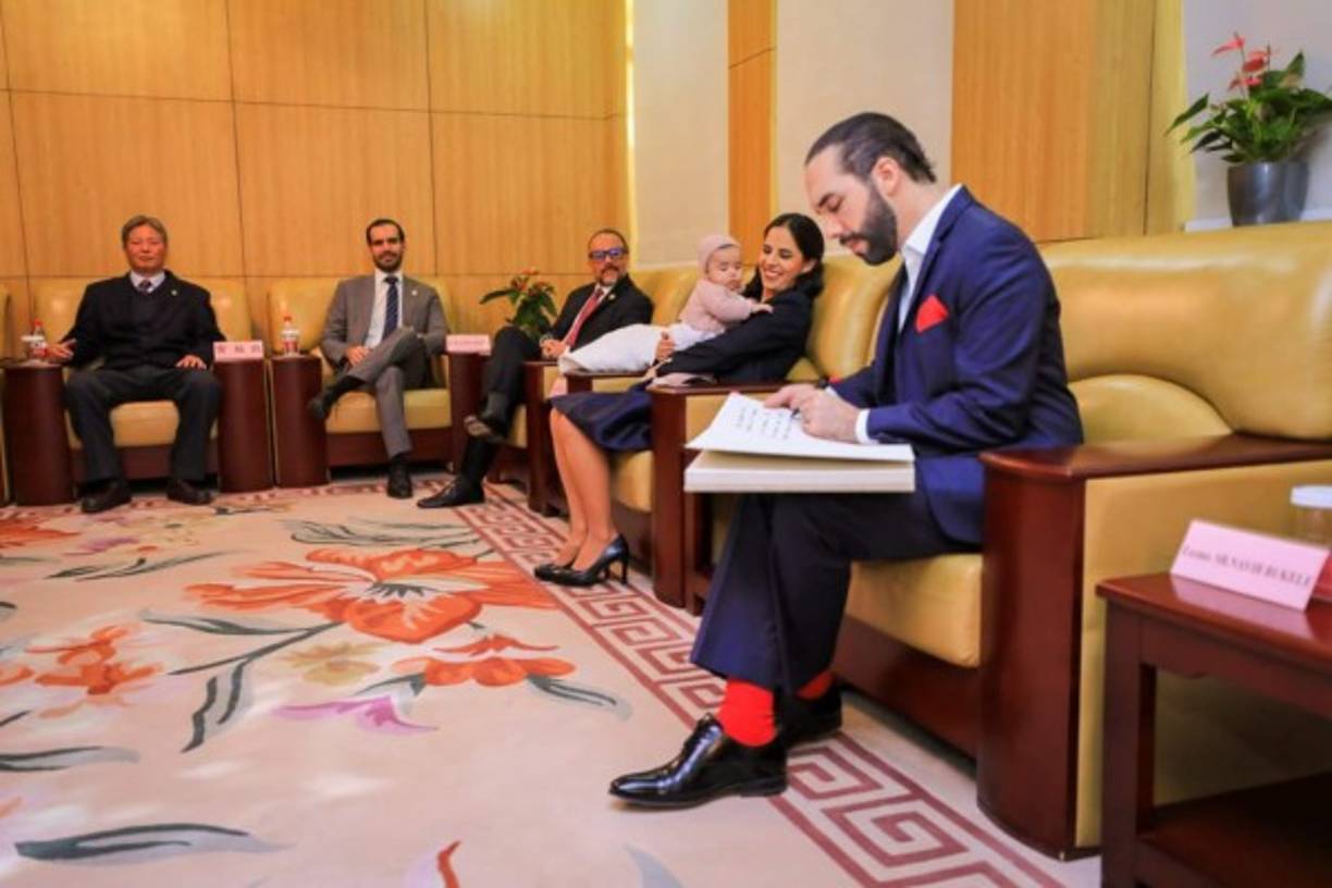 Sus oponentes en la campaña electoral lo cuestionaron por no haberse graduado de la universidad, sin embargo, el ahora presidente afirmó que decidió aprender de su padre, un respetado empresario salvadoreño. <br/><br/>'Yo inicié estudiando derecho en la UCA, pero no lo terminé, decidí seguir aprendiendo con mi padre', afirmó en un debate.