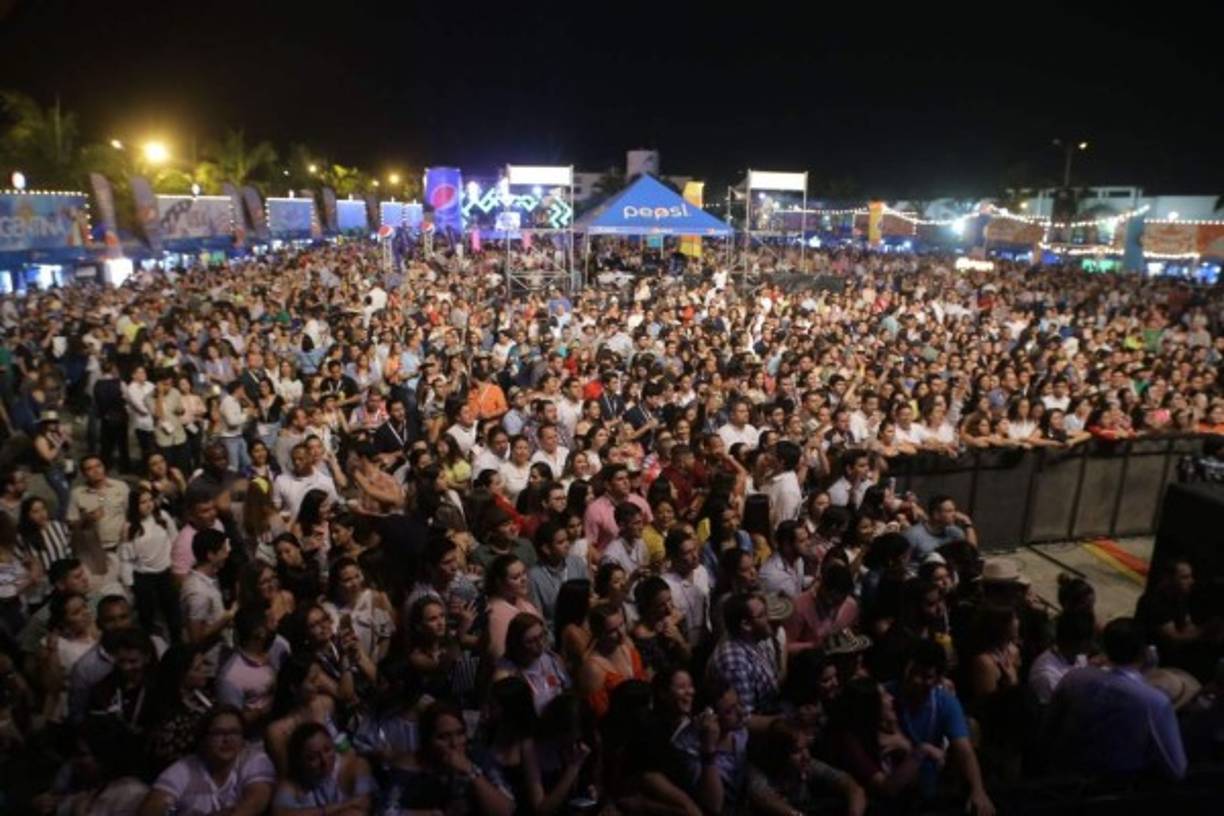 Miles abarrotaron Expocentro para poder disfrutar del plato principal de la 32 edición del Festival Folklórico Internacional a favor de la Fundación de Amigos de Guarderías Infantiles.