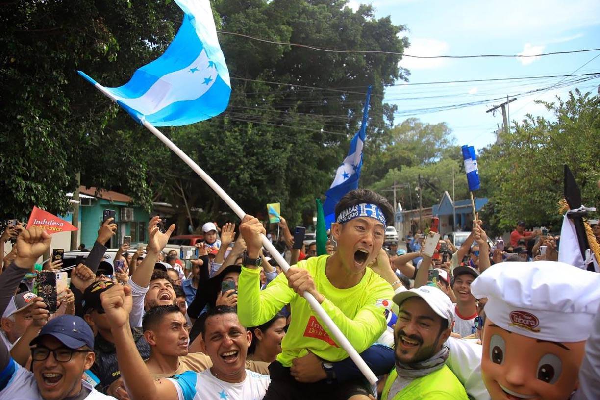 “Sí se pudo” y “Shin sos un héroe” fueron algunas de las porras y frases de apoyo que los presentes brindaron a Shin tras su llegada.