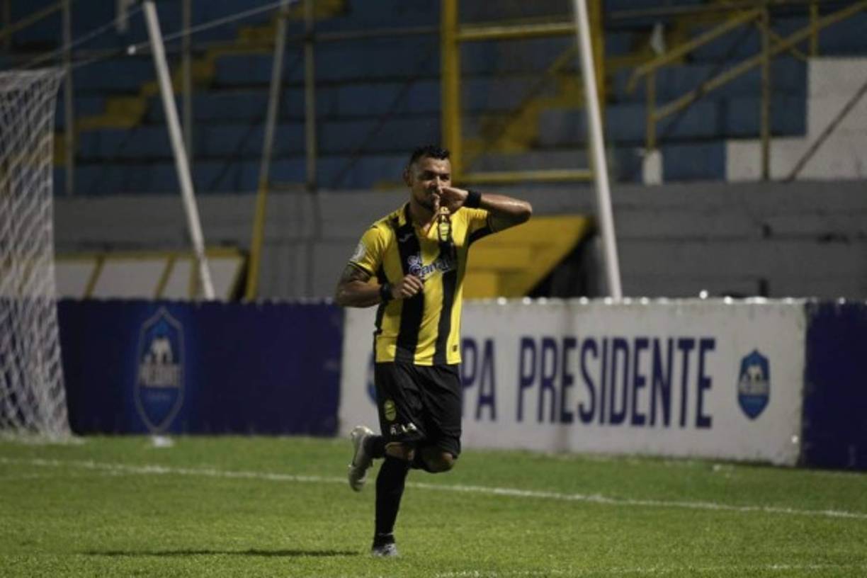 Mario Martínez marcó un doblete para la victoria del Real España ante el Parrillas One. Foto Yoseph Amaya