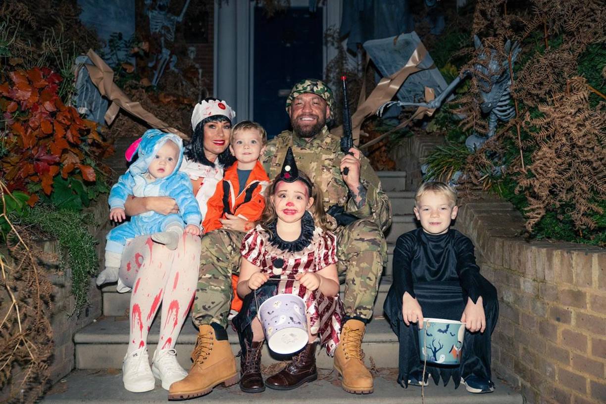 Conor McGregor, peleador irlandés de la UFC, se disfrazó por Halloween con su familia.