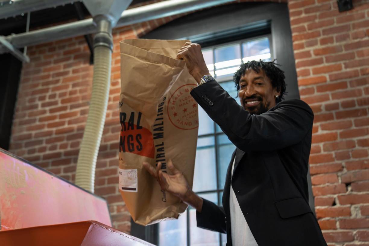 Aapesar de haber obtenido seis títulos de la NBA, hoy debe rebuscárselas para conseguir dinero. ¿Cuál es su particular método? <b>Alquilar su compañía </b>durante un día completo por una gran cifra en dólares.