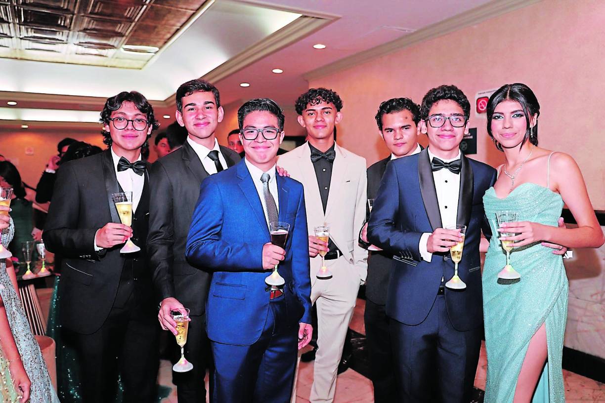  Diego Ponce, Rodrigo López, Héctor Flores, Daniel Amaya, André Navas, Ricardo Vásquez y Annie Erazo.