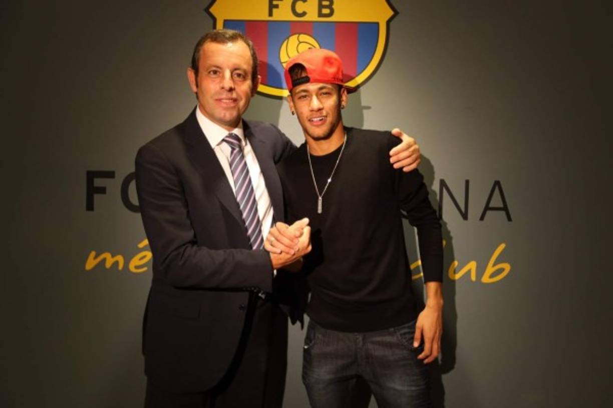 Neymar y el Barcelona. Durante el polémico fichaje del crack brasileño, una de las cláusulas incluidas en el contrato indicaban que el club culé tenía que pagar 2 millones de euros al padre del futbolista para que busque 'nuevas promesas del Santos'.