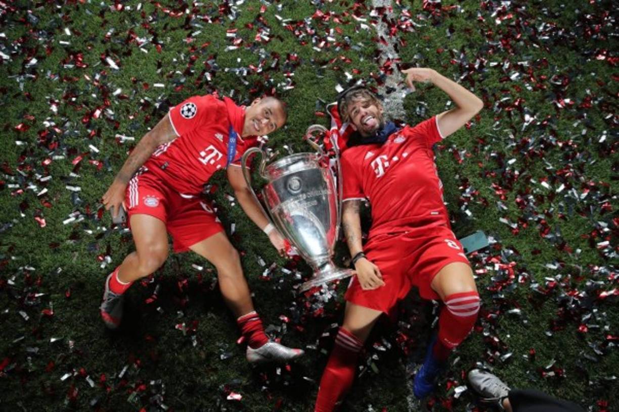 Thiago y Javi Martínez, felices con la Copa.