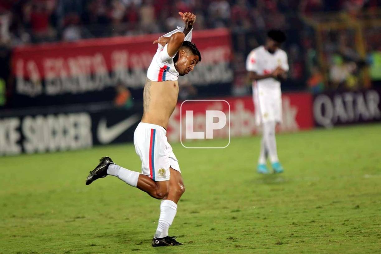 Gabriel Araújo Carvalho celebrando su gol para el empate 2-2 del Olimpia (global 5-3).