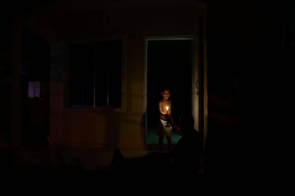 LA PRENSA PREMIUM dialogó con un padre de familia, cuya voz se quiebra al comentar sobre la sensación de vulnerabilidad que experimenta al no poder proteger a sus seres queridos en estas difíciles circunstancias. Mientras tanto, se observa a personas durmiendo en los asientos de sus autos para aprovechar el aire acondicionado sin importar que la batería caduque en cualquier momento.