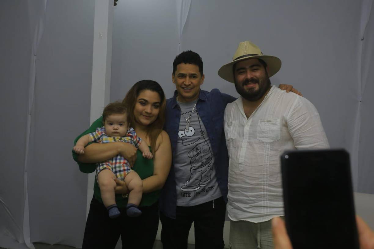 Agunos fanáticos tambièn lograron capturar algunos momentos junto con el colombiano. 