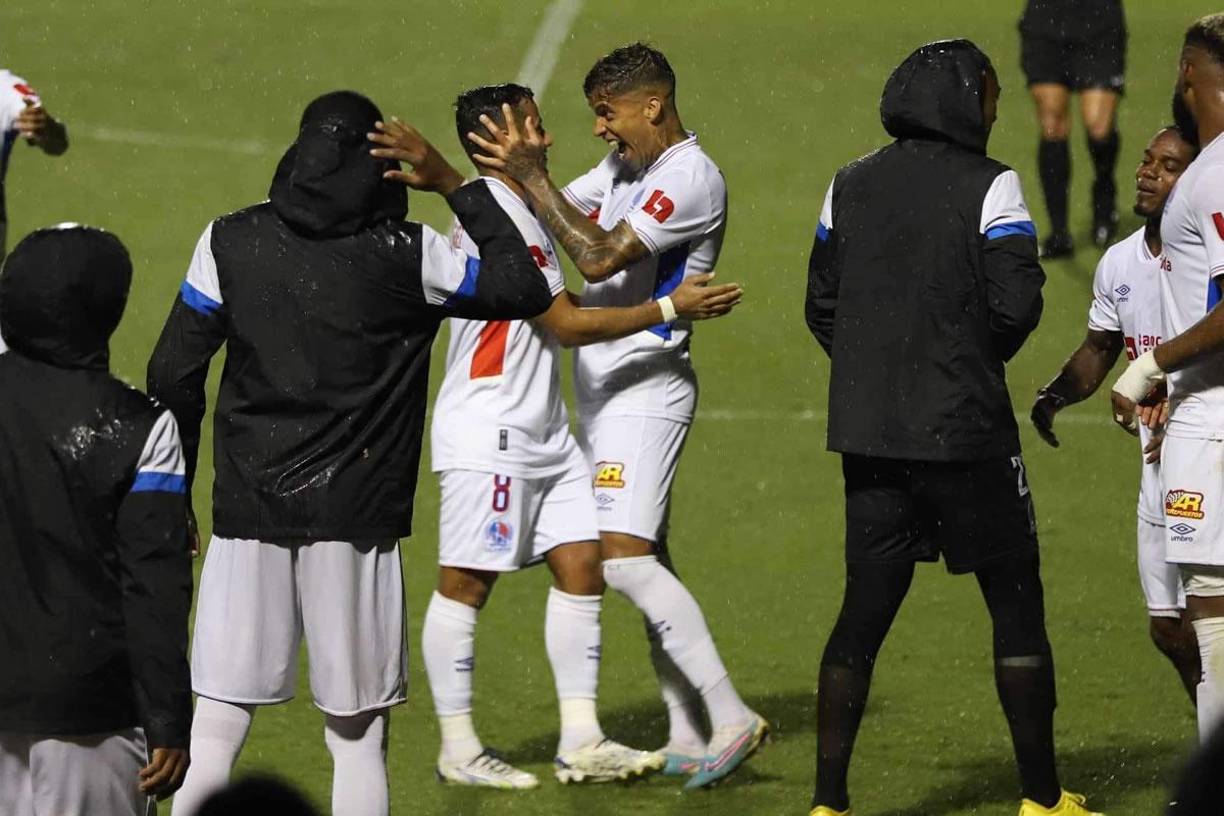 La felicidad del brasileño Gabriel Araújo con Edwin Rodríguez tras el 3-0 del Olimpia.