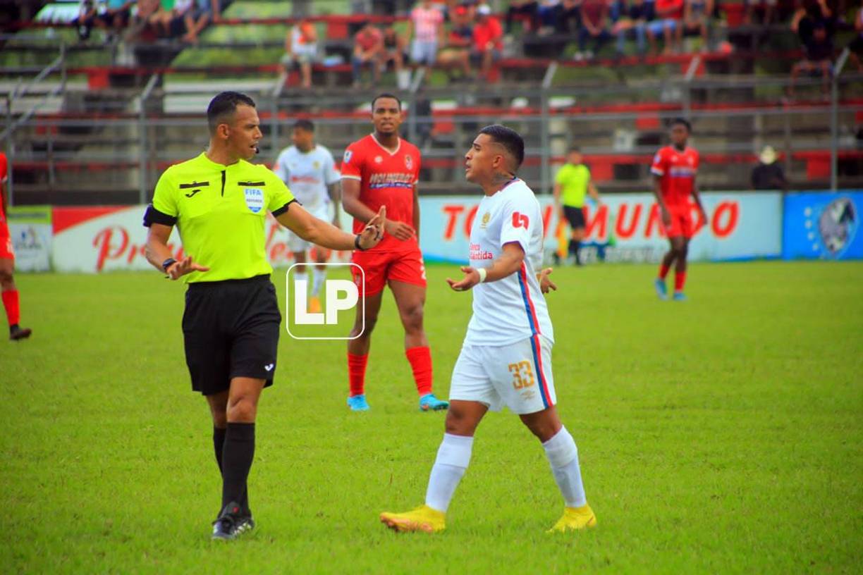 Michaell Chirinos le reclama al árbitro Nelson Salgado durante el partido Real Sociedad-Olimpia en el estadio Francisco Martínez Durón de Tocoa.