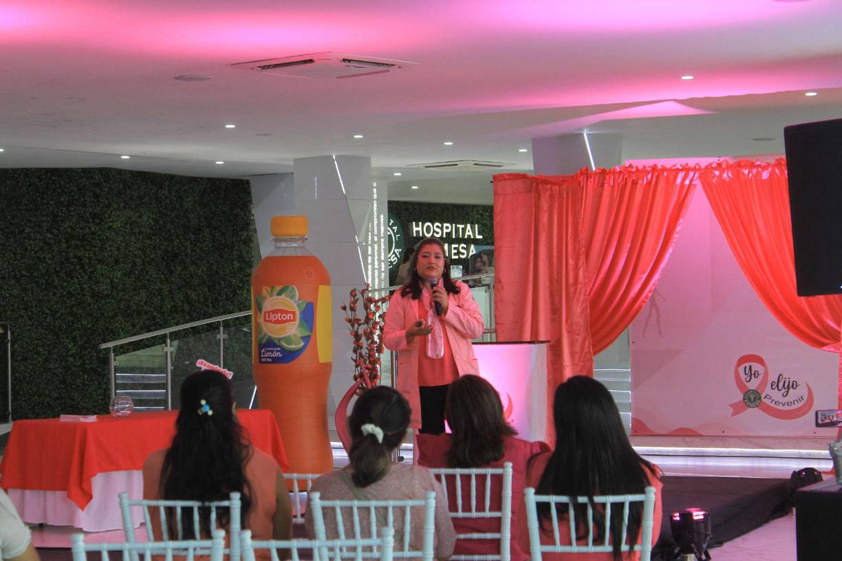 La doctora Cinthia Aquino, oncóloga, brindó una conferencia denominada “Luchando contra el cáncer de mama”.