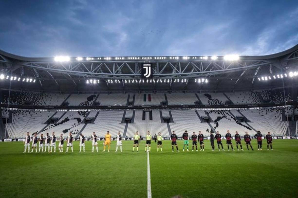 Una imagen panorámica de los dos equipos antes de empezar el partido en un vacío Juventus Stadium.