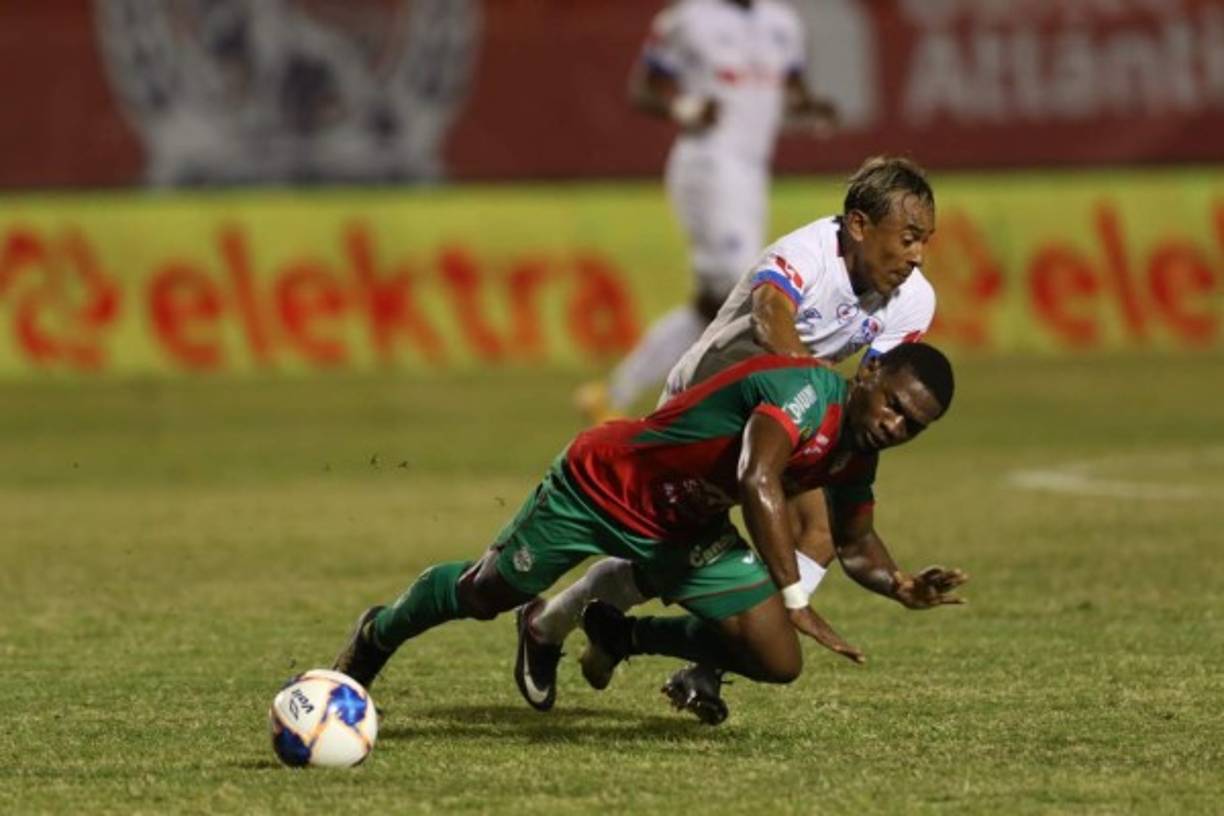 Javier Portillo comete una falta a Marlon Ramírez.