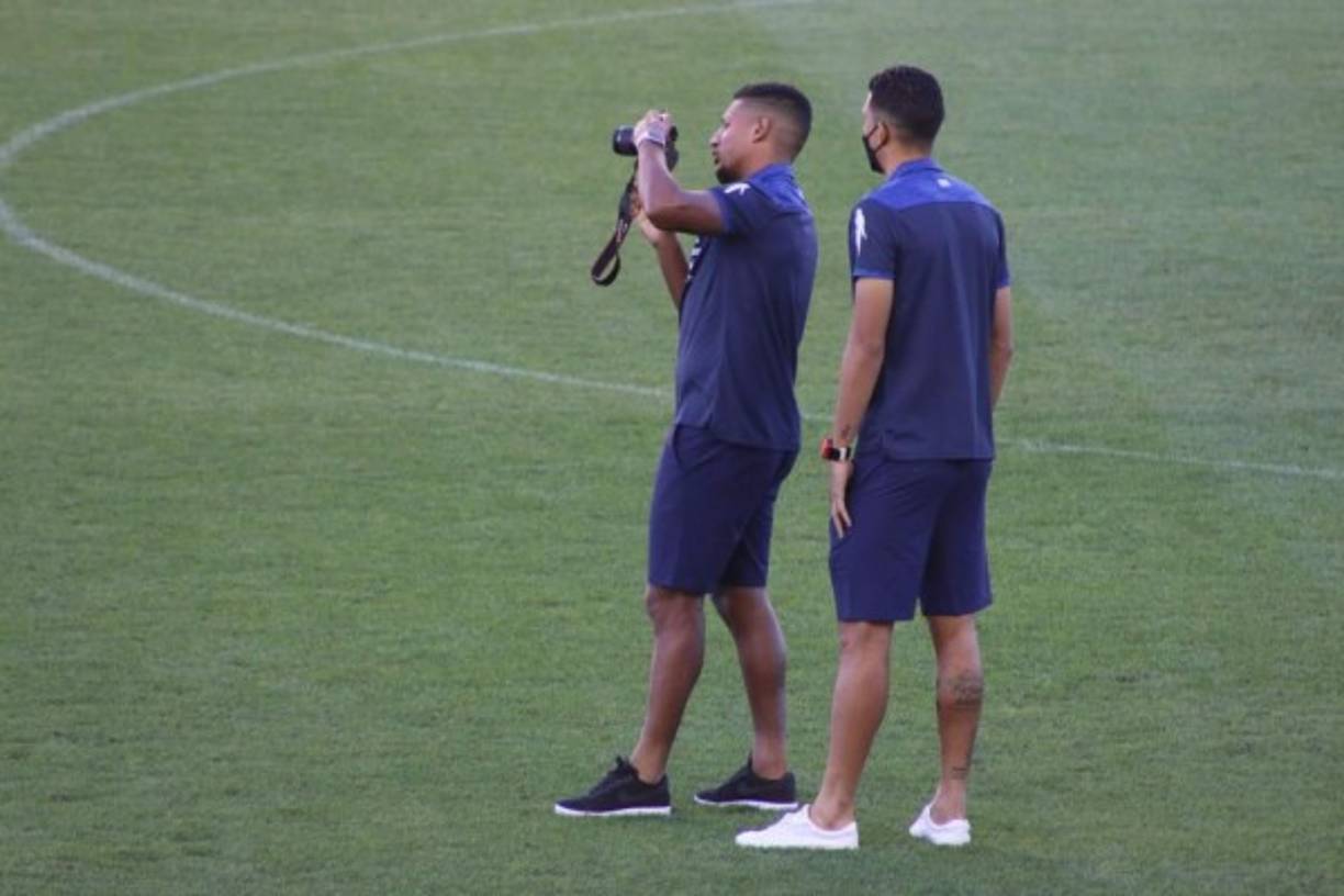 A Bryan Acosta también la hizo de fotógrafo en la grama del estadio BMO Field.