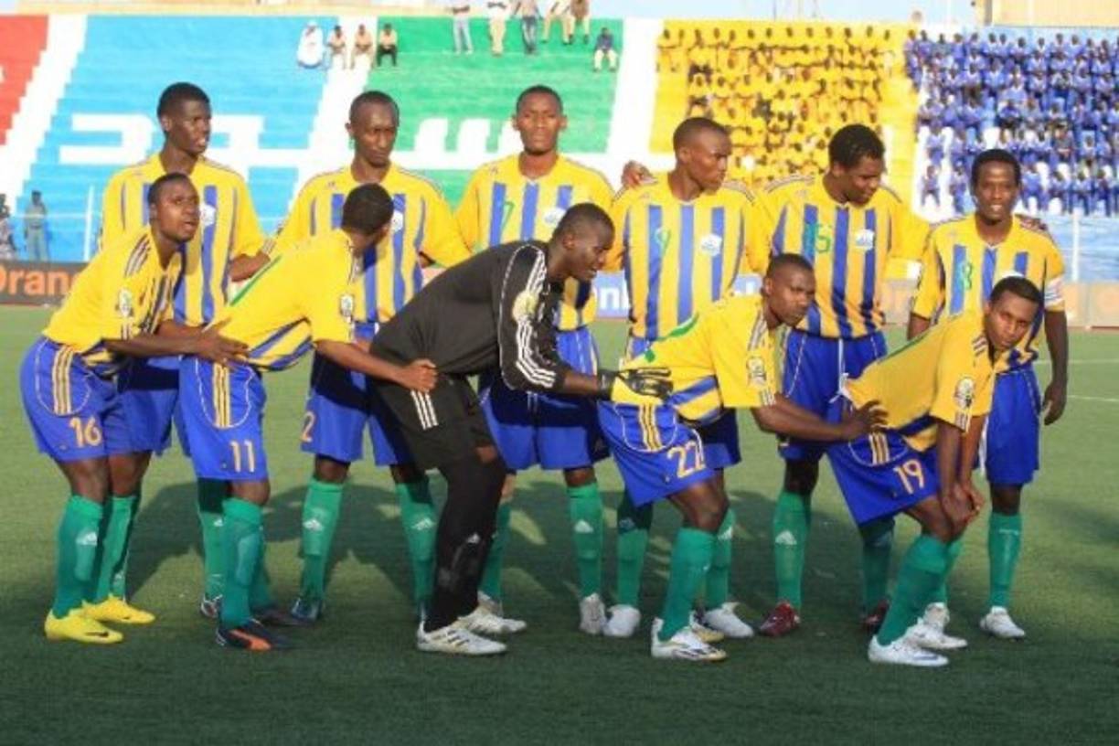 La selección de Ruanda presentó esta curiosa formación a la hora de la fotografía del recuerdo.